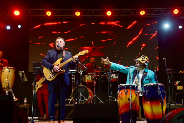 Rada y Chacho Ramos tocando y cantando en el escenario junto a sus músicos.