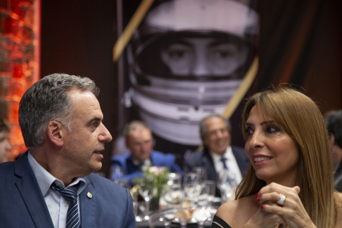 Primer plano de presidente Orsi sentado junto a la presidenta de la Fundación.