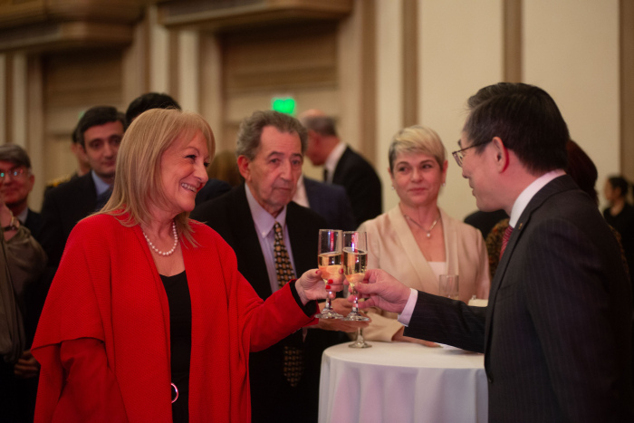 Cosse dialoga con el embajador de China en Uruguay en el salón de eventos 