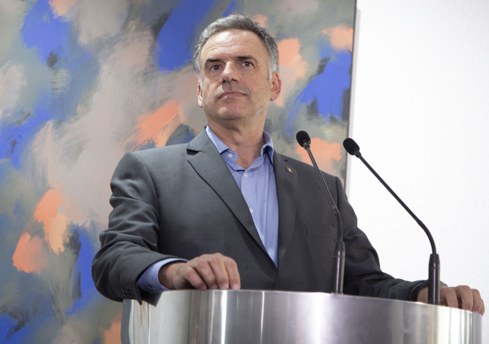 Orsi diserta parado en atril con micrófonos en la sede de la ONU. 