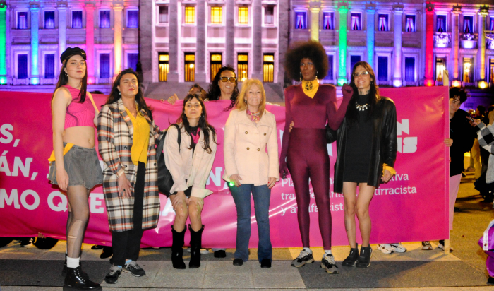 Cosse e integrantes del colectivo LGTBIQ posan frente a cámara.
