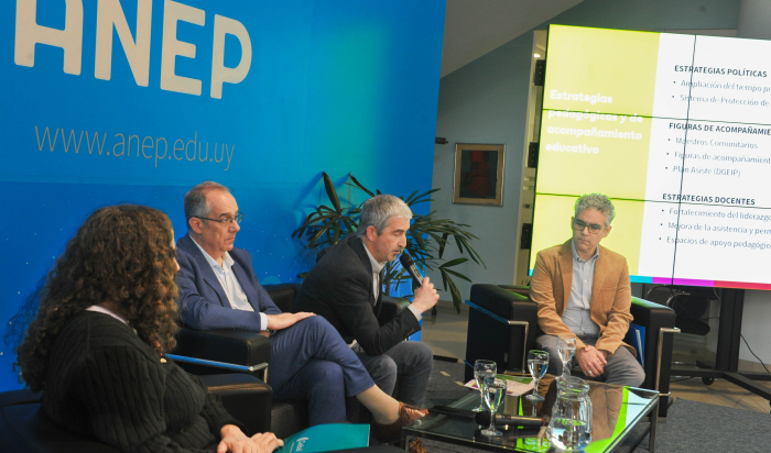 Presidente del ANEP diserta sentado con micrófono en mano 