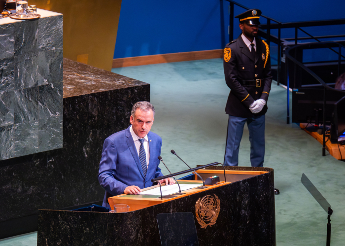 Presidente Orsi en un podio disertando frente a dos micrófonos en las Naciones Unidas