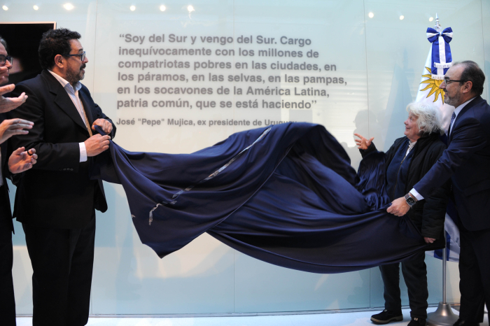 Secretario de Presidencia, junto a ex vicepresidenta, descubre una placa grande 