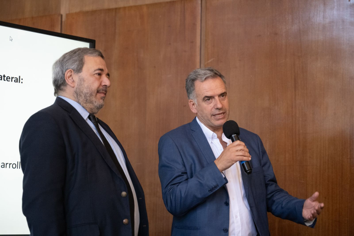 Presidente Orsi diserta, parado con micrófono en mano, junto al intendente de Montevideo.