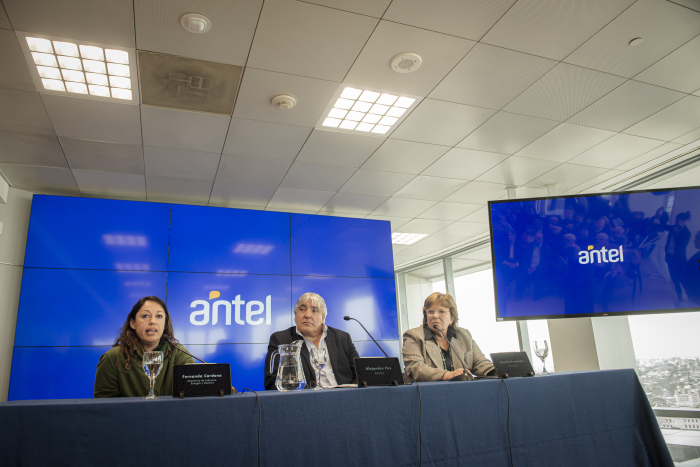 Ministra de Industria, presidente de Antel y la presidenta de Inacoop