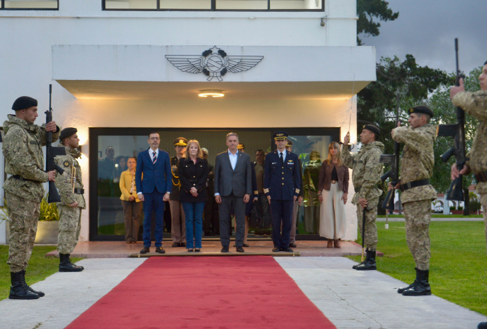 Presidente Orsi y vicepresidenta en la entrada de la Base Aérea número uno.