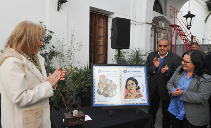 Cosse, junto a la ministra de Educación, observa el sello conmemorativo por el Día del Patrimonio 