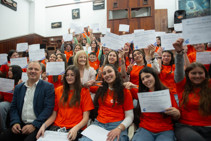 Cosse sentada junto al director nacional de Educación y las participantes del programa.