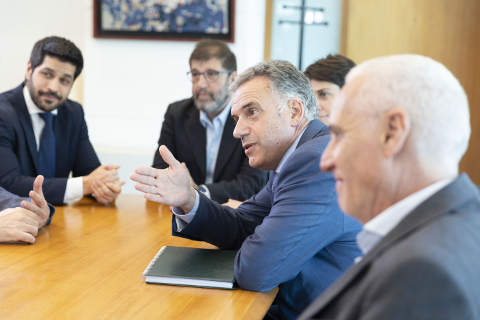 Orsi sentado en mesa dialoga con los líderes de los partidos políticos 