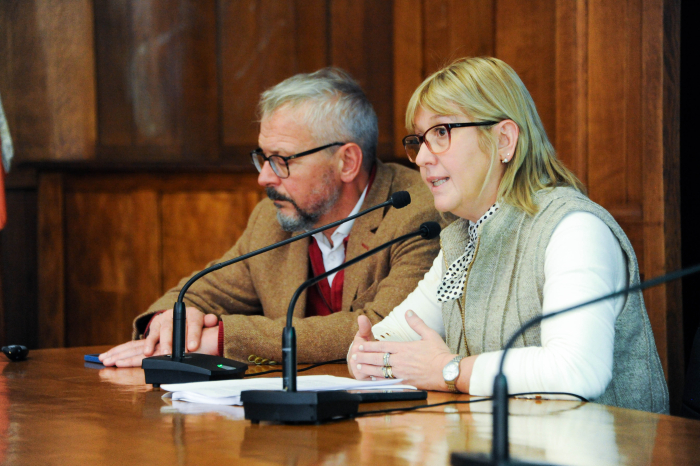 Ministra de Salud Pública diserta sentada en mesa con micrófono junto al subsecretario 