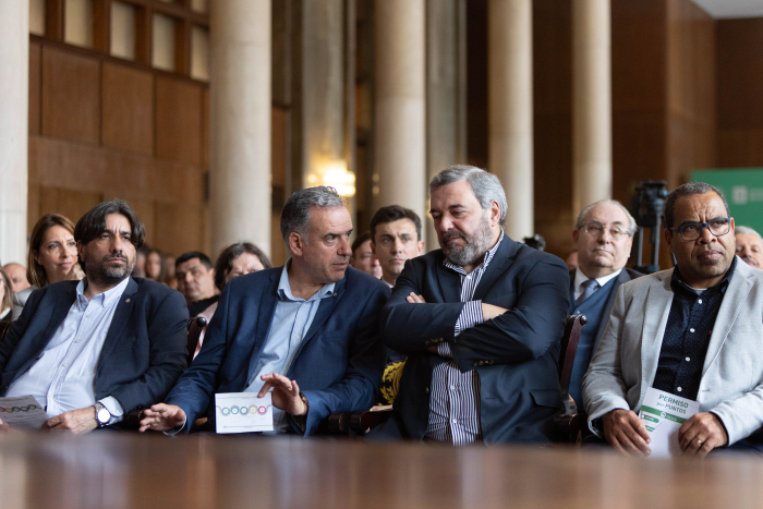 Orsi dialoga con Bergara sentado en primera fila del salón de actos. 