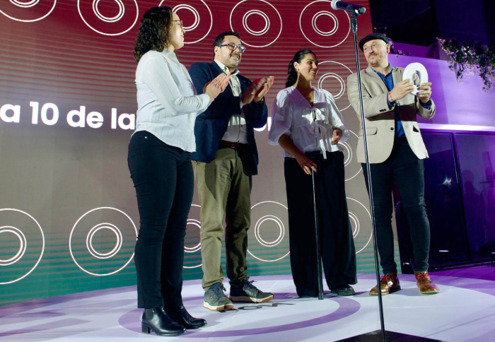 Secretario de Presidencia, junto al científico Gonzalo Moratorio y dos mujeres