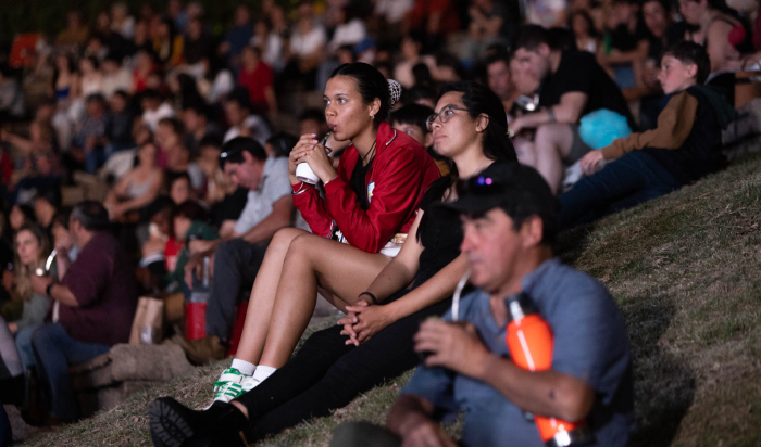 Público sentado en las canteras del teatro de verano de Fray Bentos mira hacia el escenario.