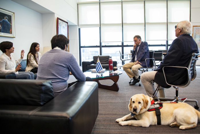 Orsi e integrantes de la organización Fundappas dialogan sentados 