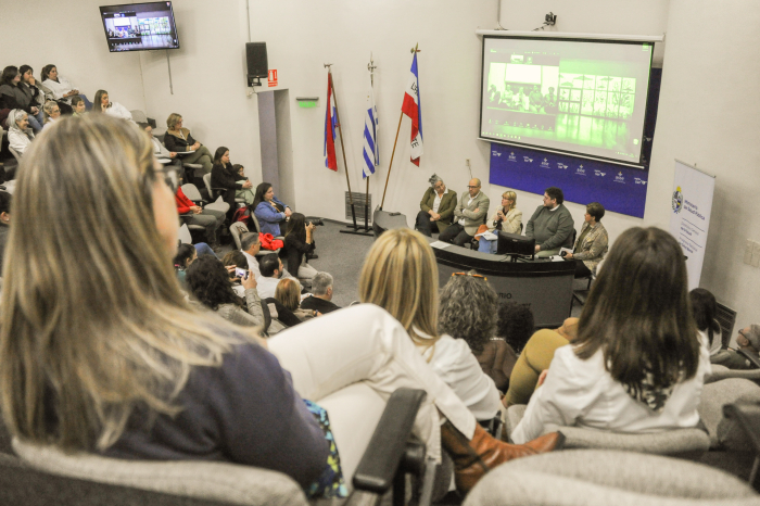 Vista aérea del auditorio del Pereira Rossell con público sentado y autoridades disertando.