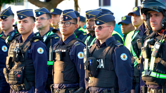 Alumnos de la Escuela Nacional de Policía uniformados, chalecos antibalas y radios.