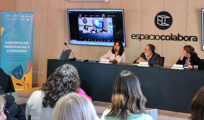 Moderadora y dos expertos en salud disertan sobre menopausia y climaterio ante el público.