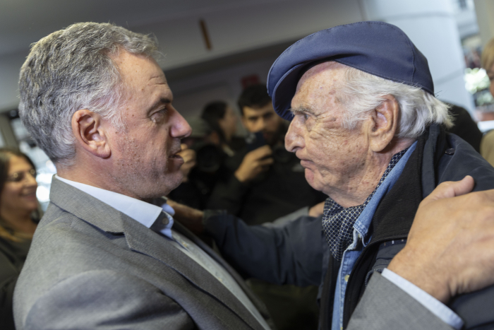 Orsi y Rosencof se abrazan afectuosamente en la sede de la Junta Departamental de Montevideo.