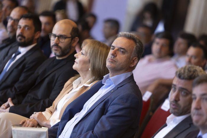 La diputada Graciela Barrera, de espaldas a la cámara, diserta en el atril con micrófono.