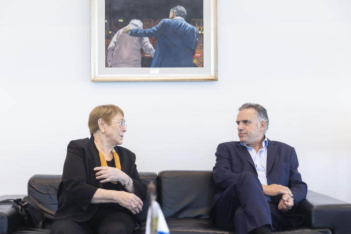 Orsi y la expresidenta de Chile, Michelle Bachelet sentados en un sillón negro dialogando.