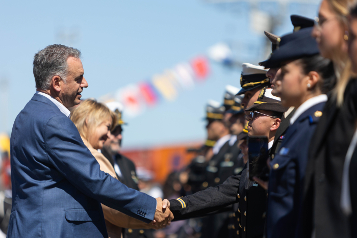 El presidente y la vicepresidenta saludan a los tripulantes del Capitán Miranda, formados en fila.
