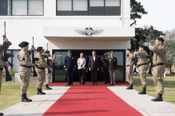 Presidente y vicepresidenta caminan sobre una alfombra roja 