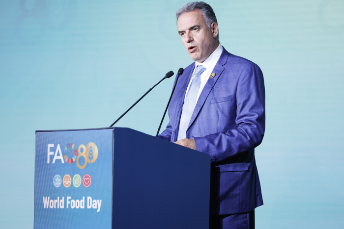 Orsi diserta de pie ante un atril con el logo de la FAO, en la sede de la institución