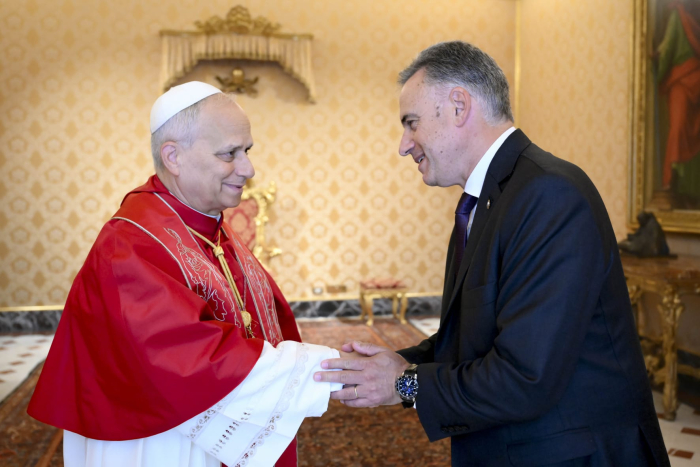 Presidente Orsi estrecha la mano del papa León XIV en la sede del Vaticano.