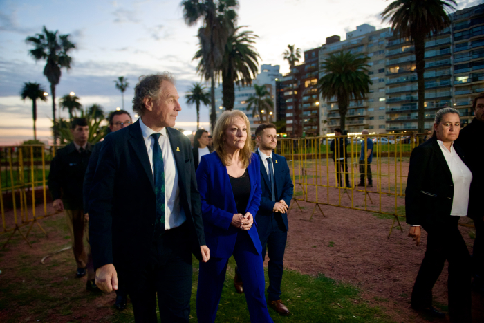 Cosse y un integrante del Comité Central Israelita del Uruguay caminan por la rambla 