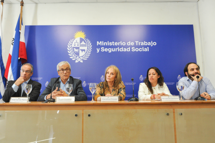 Cosse junto a los ministros de Trabajo, Industria, Educación y Desarrollo Social 