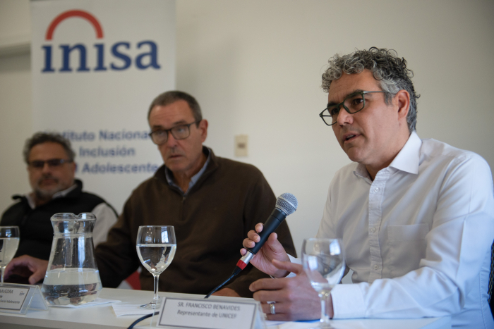 Representante de Unicef Uruguay diserta en una mesa frente a un micrófono