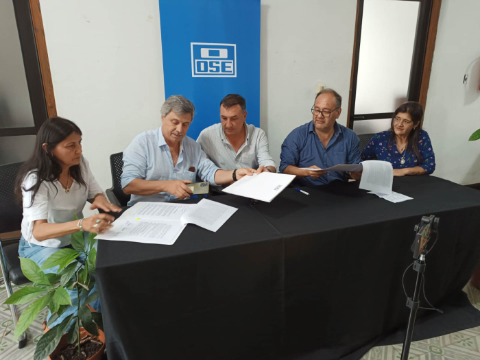 Vicepresidente de OSE, Guillermo Caraballo; el intendente de Salto, Carlos Albisu y dos vecinos