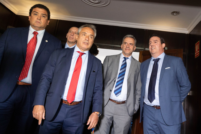 Orsi, de pie junto a varias autoridades de la Cámara de la Construcción, posa frente a cámara.