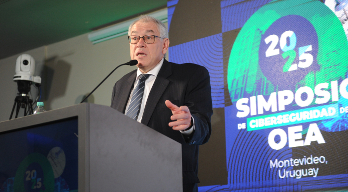 Director de Agesic diserta de pie en atril con micrófono