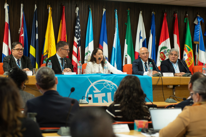 Ministra de Industria junto a cuatro autoridades del sector de telecomunicaciones. 