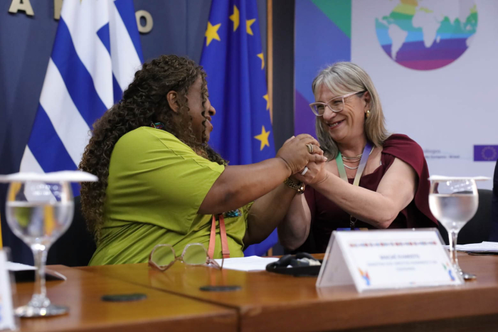 La secretaria de Derechos Humanos y la ministra de Derechos Humanos de Brasil, sonríen.