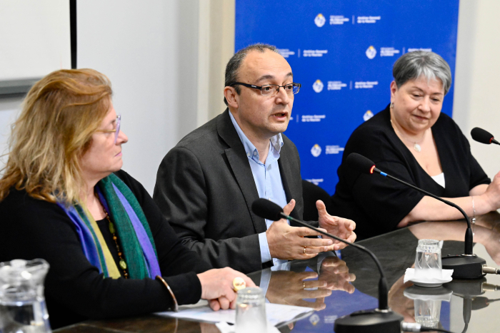 Director general del MEC diserta sentado en mesa con micrófono.
