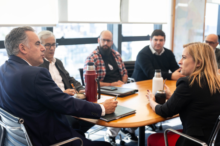 Orsi junto al ministro de Trabajo y representantes de la Federación Nacional de Municipales.