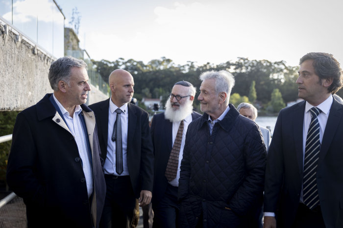 Orsi, el intendente de Canelones y autoridades de la Fundación Oftalmológica Argentina.