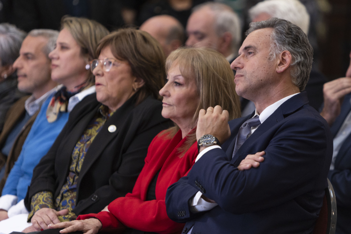 Orsi, Cosse y otras autoridades sentados en primera fila de salón.