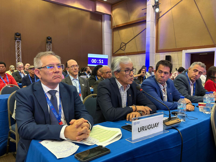 Ministro de Trabajo estrecha la mano del director general de la OIT.