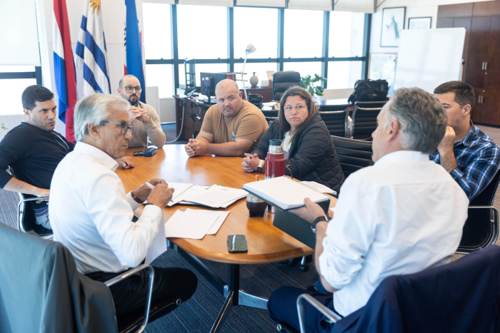 Orsi dialogando con los representantes de la Federación Obrera de la Industria de la Carne. 