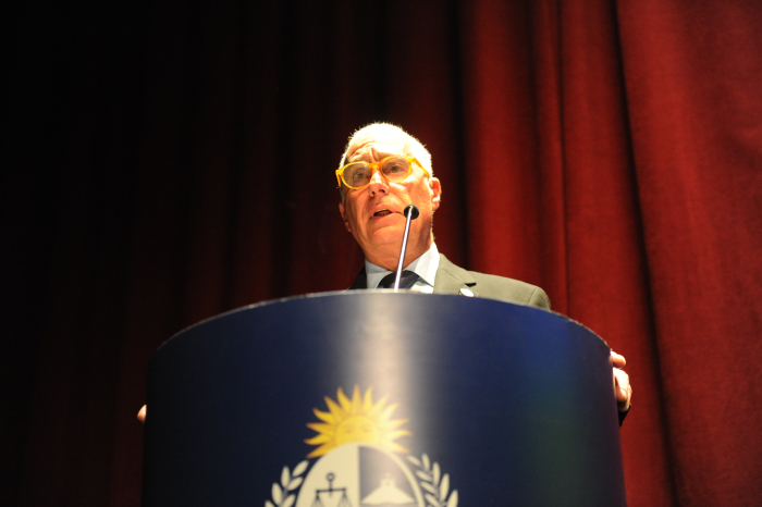 Público general y autoridades policiales sentados en la platea del auditorio Nelly Goitiño.