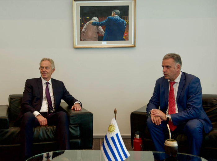Orsi y el ex primer ministro británico, Tony Blair, sentados en sillones de la sala de reuniones.