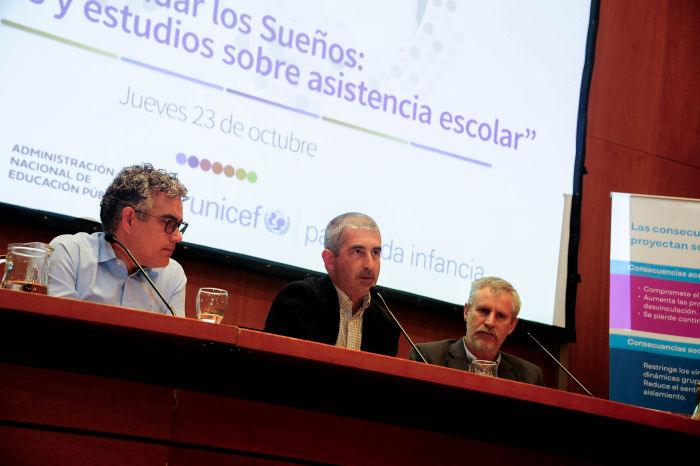 Presidente de la ANEP diserta sentado en mesa con micrófono junto a otras autoridades