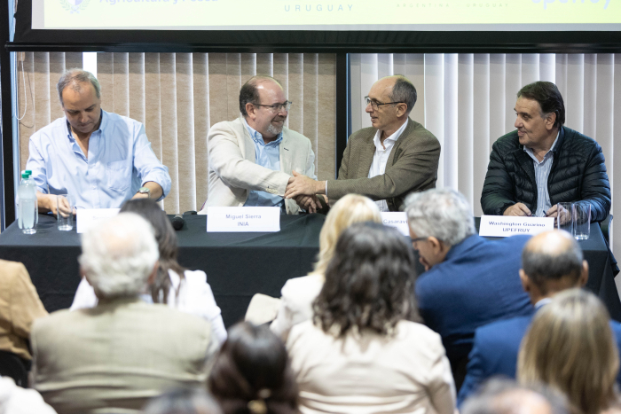 Presidentes del INIA y la CTM de Salto Grande se estrechan la mano.