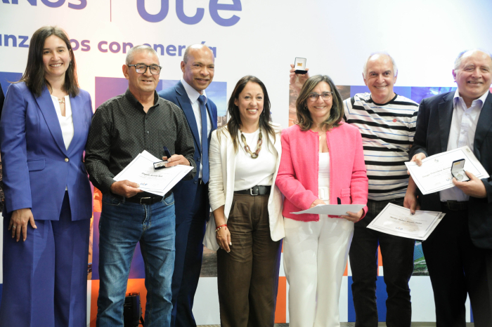 Presidenta de UTE y ministra de Industria y Energía, de pie con varios funcionarios del ente.