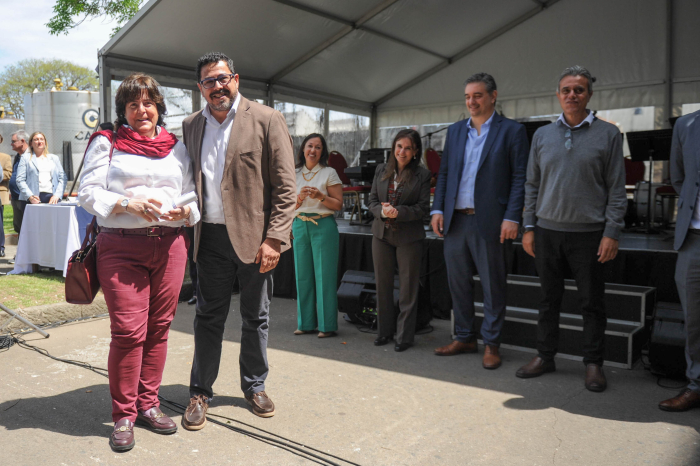 Secretario de Presidencia posa sonriente frente a cámara junto a una mujer.