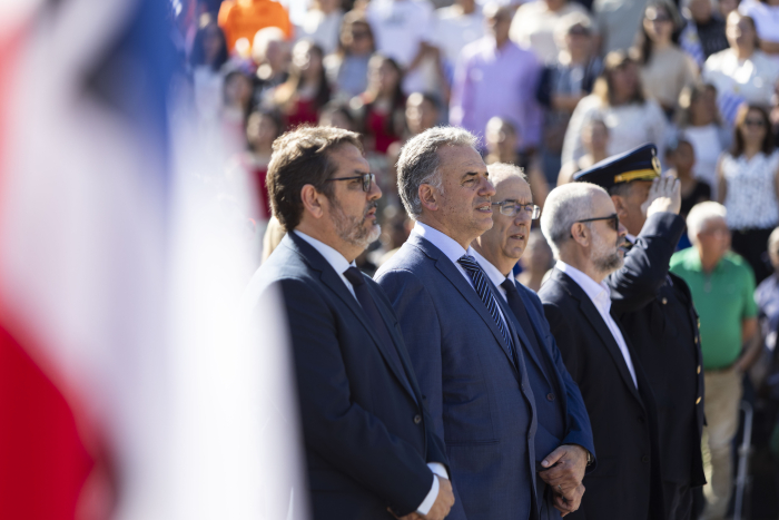 Presidente Orsi abraza al ministro de Educación y Cultura.